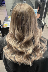 Vaalea, laskostettu balayage-värjäys